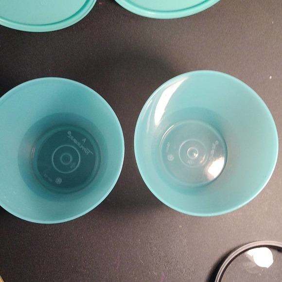 Tupperware sandwich keeper w/ lid and Refrigerator bowls X2 w/lids (B8) - Picture 12 of 16
